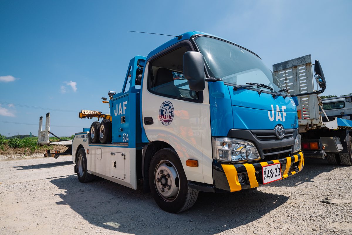JAFと連携した自社レッカー車(代車・レッカー無料)